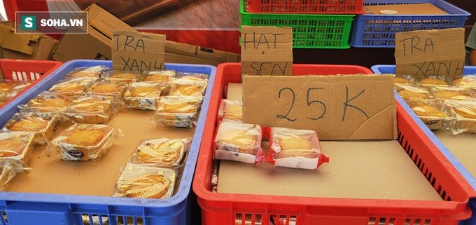 Bánh Trung thu cao cấp xả hàng giảm 50%, đồng giá 25.000 đồng/chiếc bên lề đường - Ảnh 4. Bánh Trung thu cao cấp xả hàng giảm 50%, đồng giá 25.000 đồng/chiếc bên lề đường - Ảnh 4.