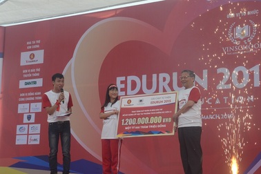 Vinschool trao tặng Quỹ Nhân ái 1,2 tỉ đồng để xây phòng học tại Sơn La