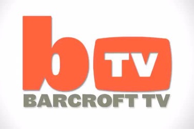 Người mẫu xinh đẹp mạo hiểm lặn xuống hồ chụp hình cùng cá sấu.