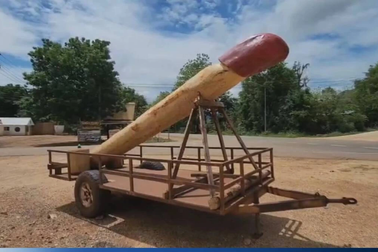 Dân làng ở Thái Lan dựng tượng "của quý" bằng gỗ cầu mưa tránh hạn hán