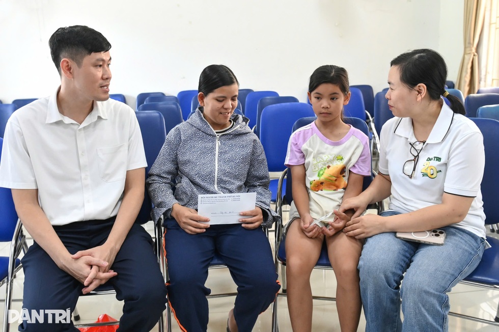 Trao 336 thẻ Bảo hiểm y tế, giúp học sinh khó khăn ở Hà Nội an tâm học tập - 5 Trao 336 thẻ Bảo hiểm y tế, giúp học sinh khó khăn ở Hà Nội an tâm học tập - 5