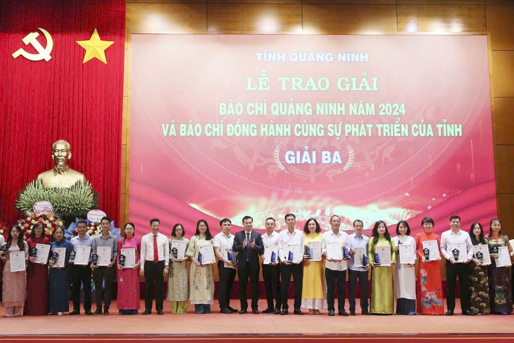 Phóng viên báo Dân trí đạt giải C Giải Báo chí Quảng Ninh - 2 Phóng viên báo Dân trí đạt giải C Giải Báo chí Quảng Ninh - 2