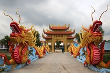 Đền thờ Tổ của danh hài Hoài Linh tấp nập ngày mở cửa