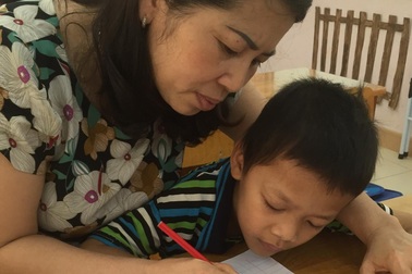 Cô giáo 11 năm đi vá tâm hồn của những trẻ "nhiễm H"