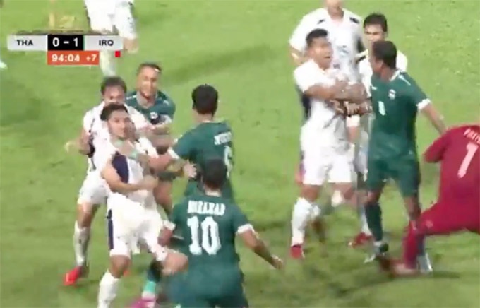 Ẩu đả với Iraq, đội tuyển Thái Lan thua đau, mất cúp vô địch trên sân nhà - 1