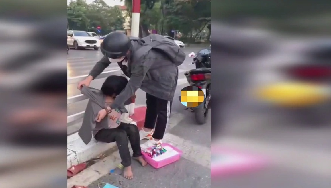 Chàng trai Hà Nội khoác áo cho bé gái bán hàng rong gây sốt - 2 Chàng trai Hà Nội khoác áo cho bé gái bán hàng rong gây sốt - 2