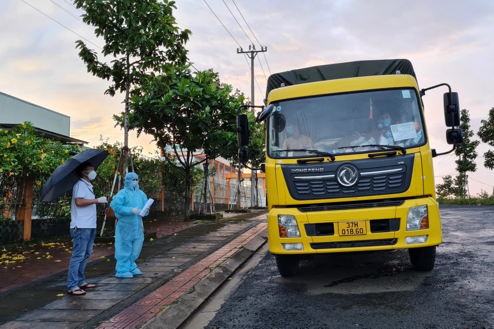 Tài xế dùng mã luồng xanh giả chở người ra khỏi vùng dịch - 1 Tài xế dùng mã luồng xanh giả chở người ra khỏi vùng dịch - 1