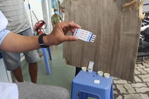 Hút thuốc lá bạn mời, tài xế container bị phạt 38 triệu đồng