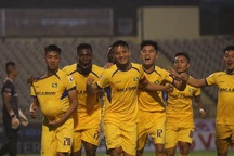 Phan Văn Đức lập công, SL Nghệ An thắng nhẹ Bình Dương