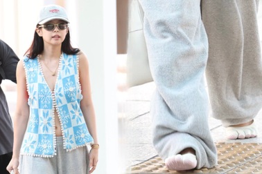 Jennie gây tranh cãi vì mang dép “5 ngón” như đi chân trần tại sân bay