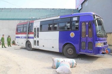 Chủ xe khách phi tang 10 bao tải thực phẩm bốc mùi hôi thối