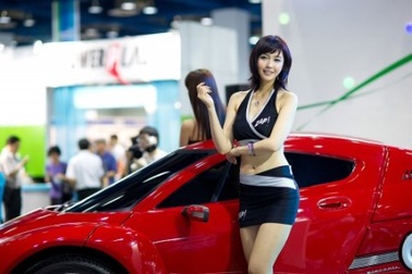 Ngắm người đẹp tại triển lãm xe điện Hàn Quốc