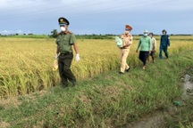 Chiến sĩ CSGT vượt sông, băng đồng mang quà đến người khó khăn ở vùng dịch