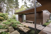 Biệt thự của vợ chồng người Mỹ gây ấn tượng với hàng trăm cây bonsai độc lạ