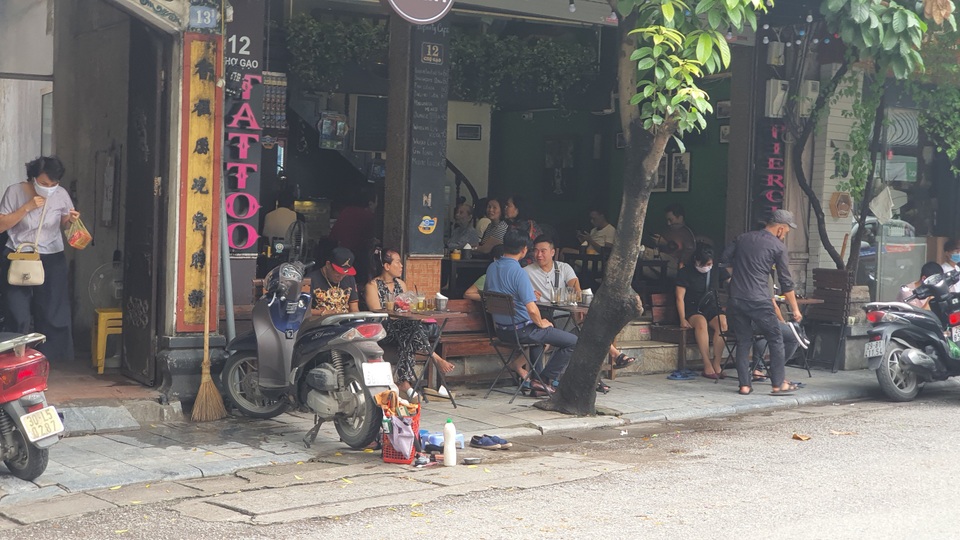 Hà Nội: Hàng quán phớt lờ lệnh giãn cách, thượng đế vô tư ngồi sát nhau - 2 Hà Nội: Hàng quán phớt lờ lệnh giãn cách, thượng đế vô tư ngồi sát nhau - 2
