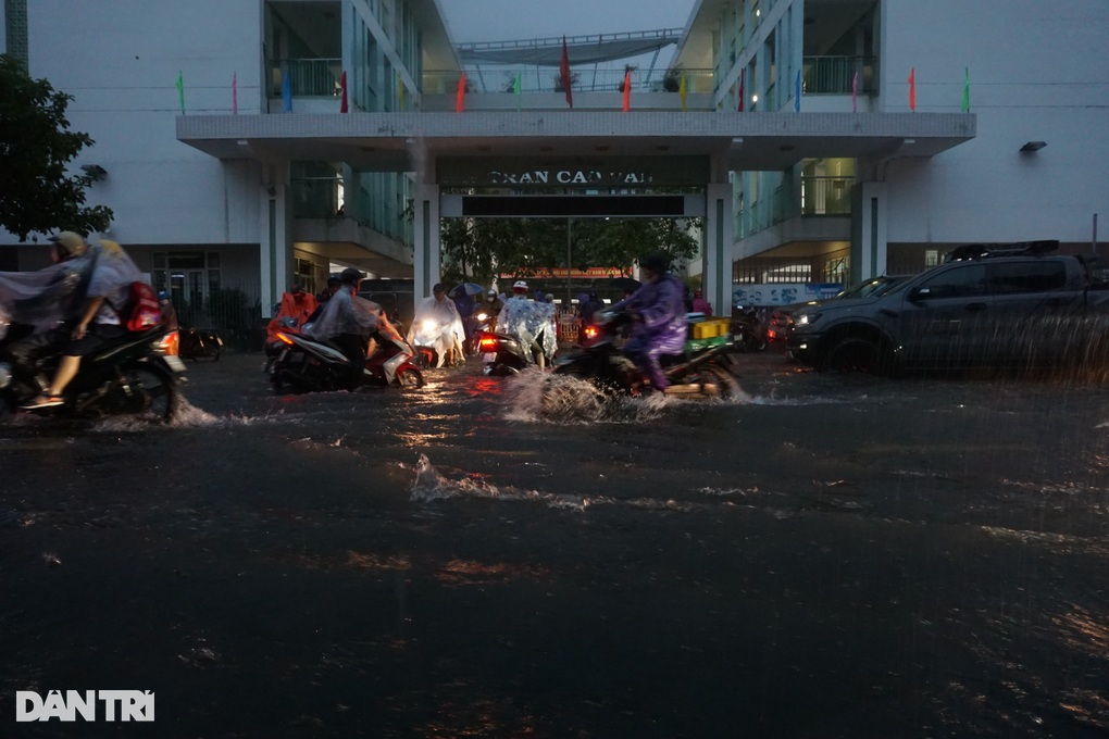 Mưa trắng trời, người dân Đà Nẵng chật vật lội nước về nhà - 14 Mưa trắng trời, người dân Đà Nẵng chật vật lội nước về nhà - 14