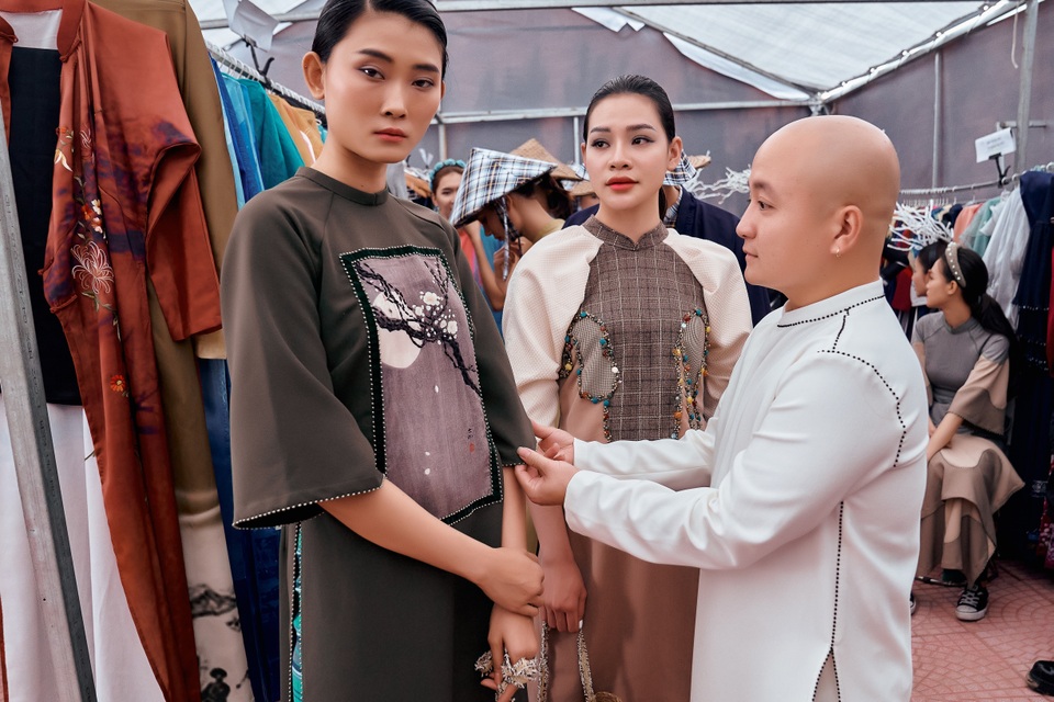 Hoa hậu Thùy Dung trình diễn áo dài bên bờ biển vịnh Bái Tử Long - 1