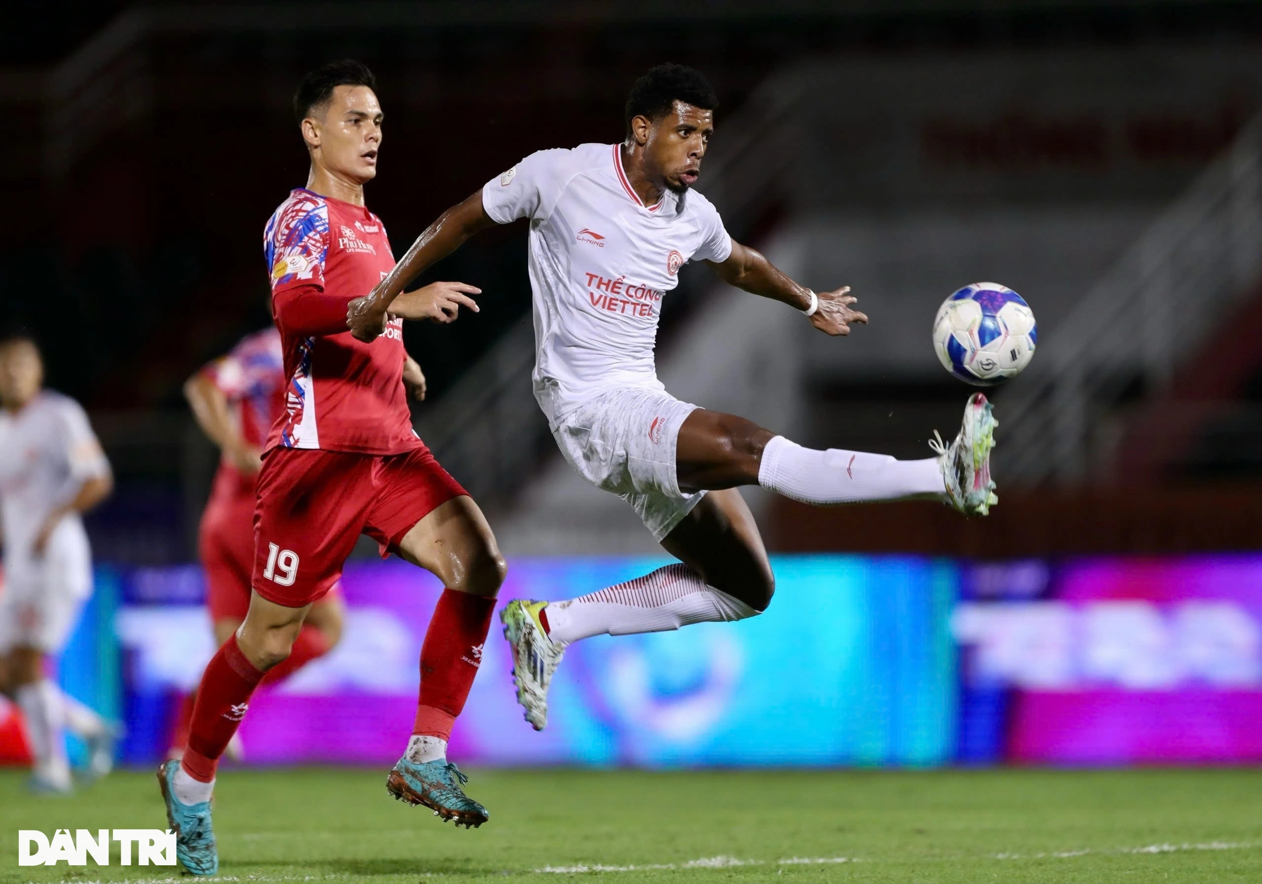 Ο Hoang Duc ήταν νωθρός, οι Cong Viettel μοιράστηκαν βαθμούς με την Ho Chi Minh City Club - 3 Hoàng Đức mờ nhạt, Thể Công Viettel chia điểm với CLB TPHCM - 3