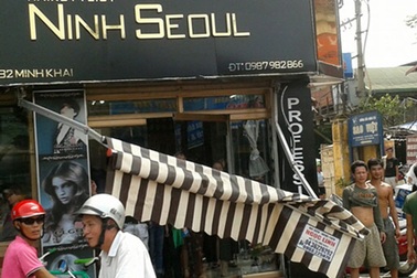 Xe buýt mất lái đâm vào tiệm tóc 