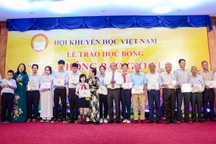 Cụ 84 tuổi được Phó Chủ tịch nước trao học bổng "học không bao giờ cùng"