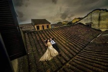 “Đè đầu cưỡi cổ” di tích ở Hội An để chụp ảnh cưới: Hành động xâm hại di tích