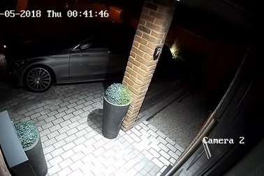 Trộm xe Mercedes-Benz trong 20 giây