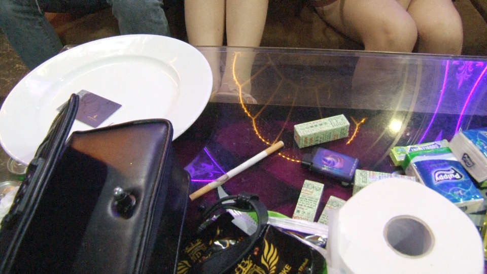 TPHCM: 20 nam nữ dương tính ma túy trong quán karaoke - 5 TPHCM: 20 nam nữ dương tính ma túy trong quán karaoke - 5