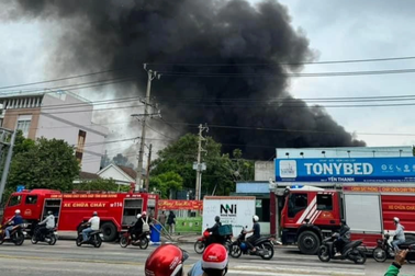 Gần 60 chiến sĩ chữa cháy tại xưởng quạt ở Bình Dương