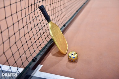 Vợt pickleball dát vàng xuất hiện trên sân đấu tại Hà Nội