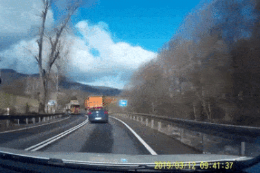 Clip tai nạn kinh hoàng do ô tô bị nổ lốp trên đường