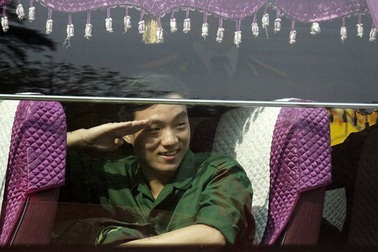 Tân binh rạng rỡ chào người thân lên đường nhập ngũ