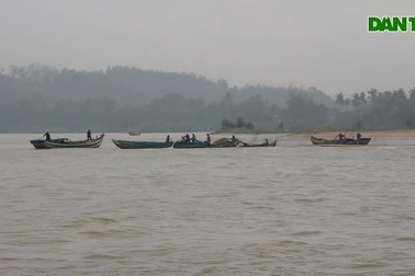 Quảng Ngãi: Cát tặc "rút ruột" sông Trà Khúc vào mùa mưa lũ