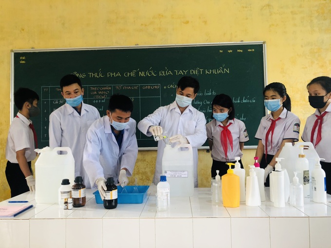 Giáo viên, học sinh pha chế dung dịch rửa tay phục vụ bầu cử Đại biểu Quốc hội - Ảnh 1.