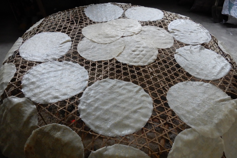 Làng bánh tráng Túy Loan: Dậy từ 2 giờ sáng tráng bánh phục vụ Tết - 5 Làng bánh tráng Túy Loan: Dậy từ 2 giờ sáng tráng bánh phục vụ Tết - 5