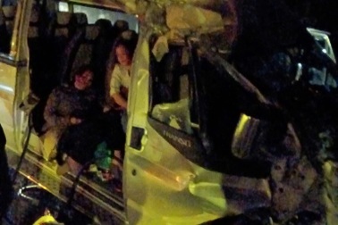 Ô tô khách chở 13 người đâm vào xe tải đậu bên đường