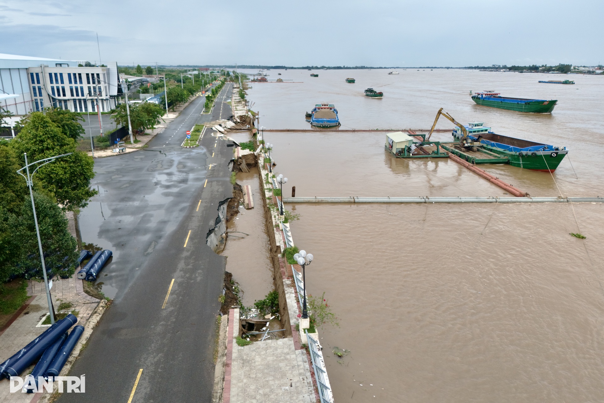500m bờ kè miền Tây sạt lở xuống sông Tiền - 1 500m bờ kè miền Tây sạt lở xuống sông Tiền - 1