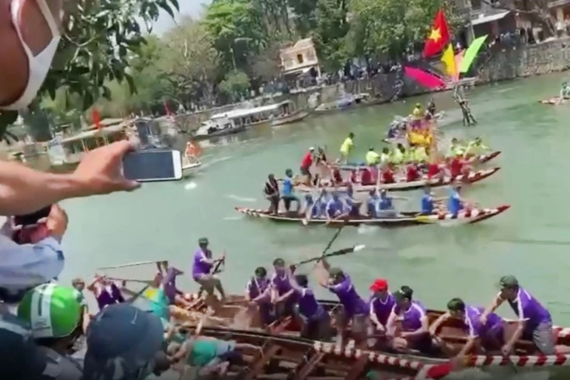 Đánh nhau hỗn loạn ở giải đua ghe, đội tung mái chèo bị thu hồi giải - 1 Đánh nhau hỗn loạn ở giải đua ghe, đội tung mái chèo bị thu hồi giải - 1