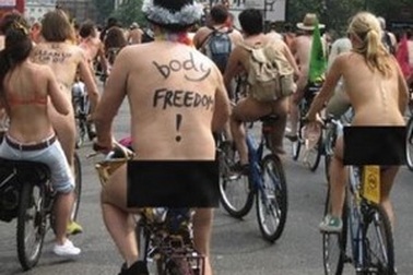 Đạp xe khỏa thân vì an toàn giao thông