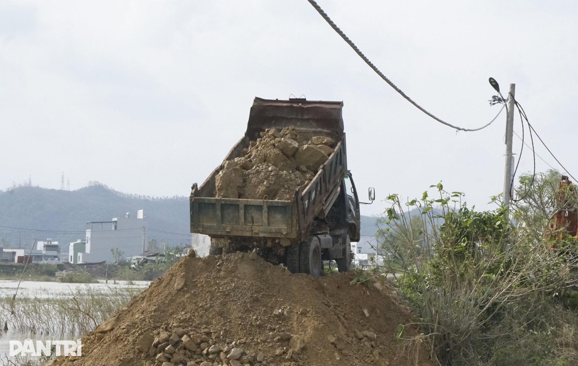 Bộ đội khẩn trương nối 2 đoạn đê vỡ, ứng phó bão Koto - 11