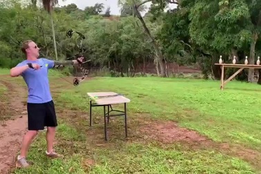 Mark Zuckerberg khiến nhiều người thán phục về khả năng bắn cung tài tình