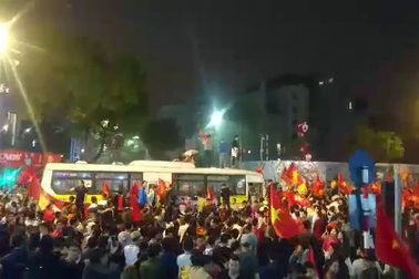 Người dân ùn ùn xuống đường sau niềm vui chiến thắng của U23 Việt Nam