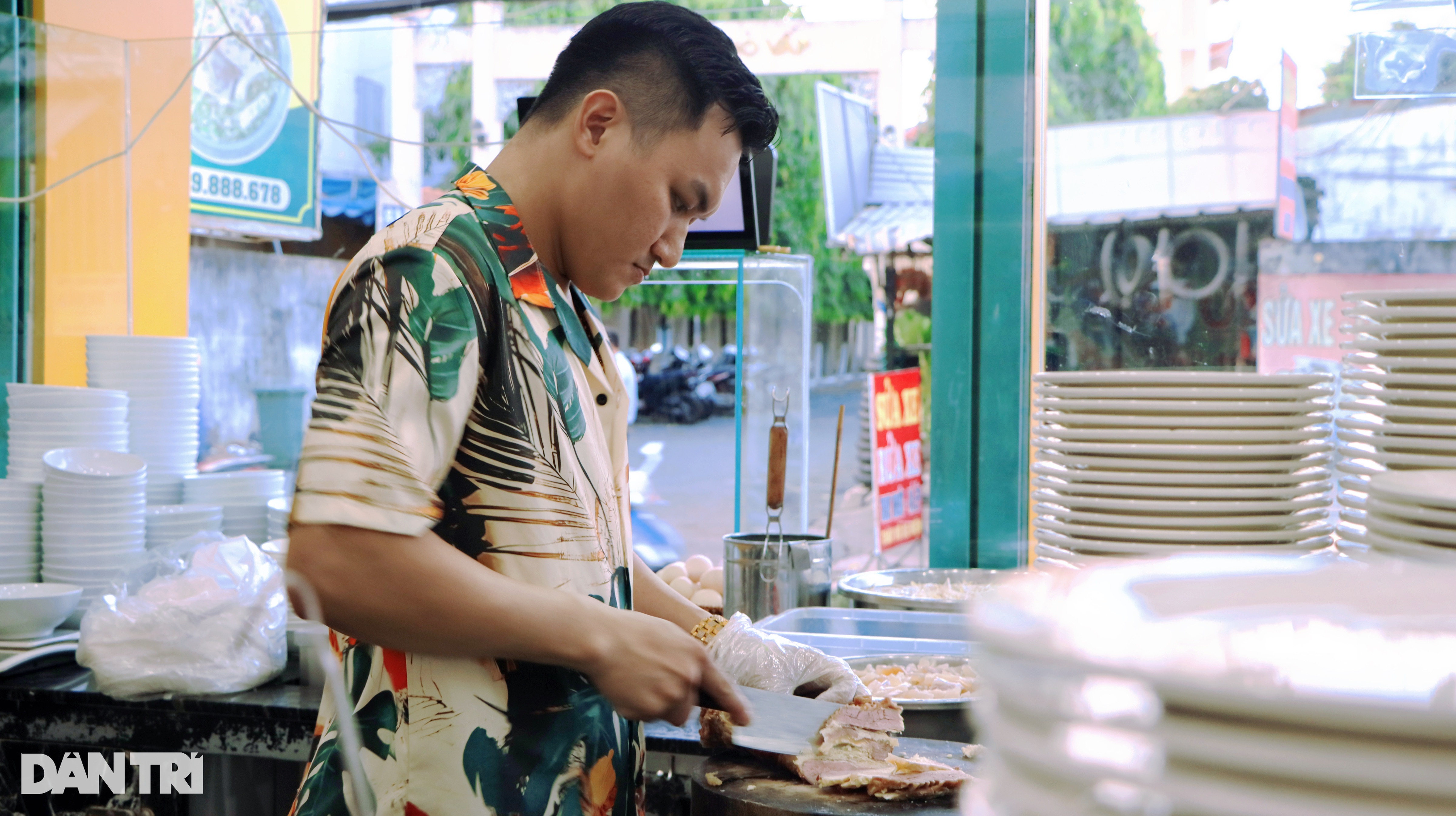 Độc đáo tô phở gần 1kg, có “miếng sườn to nhất TPHCM”