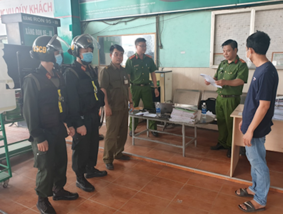 Hàng chục cảnh sát cơ động bảo vệ buổi khám xét trạm xăng 233 ở Đồng Nai - 4 Hàng chục cảnh sát cơ động bảo vệ buổi khám xét trạm xăng 233 ở Đồng Nai - 4