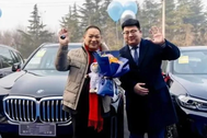 Công ty thưởng Tết cả "núi" tiền mặt, xe BMW