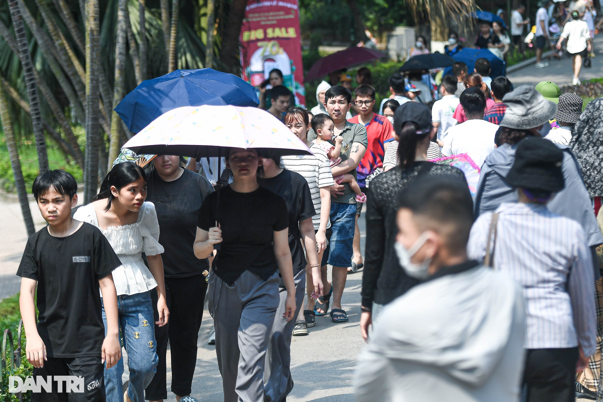 Nắng nóng gay gắt, người dân Thủ đô khổ sở ở các điểm vui chơi - 4 Nắng nóng gay gắt, người dân Thủ đô khổ sở ở các điểm vui chơi - 4