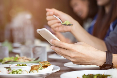 Quán mì nổi tiếng Nhật Bản gây tranh cãi vì cấm khách xem smartphone khi ăn