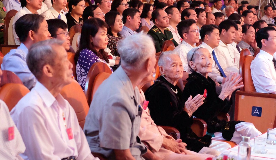 Truyền hình: Lễ trao 73 Bằng Tổ quốc ghi công tại Quảng Nam - 1 Truyền hình: Lễ trao 73 Bằng Tổ quốc ghi công tại Quảng Nam - 1