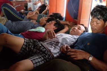 Đưa 9 ngư dân bị tàu lạ tấn công vào bờ