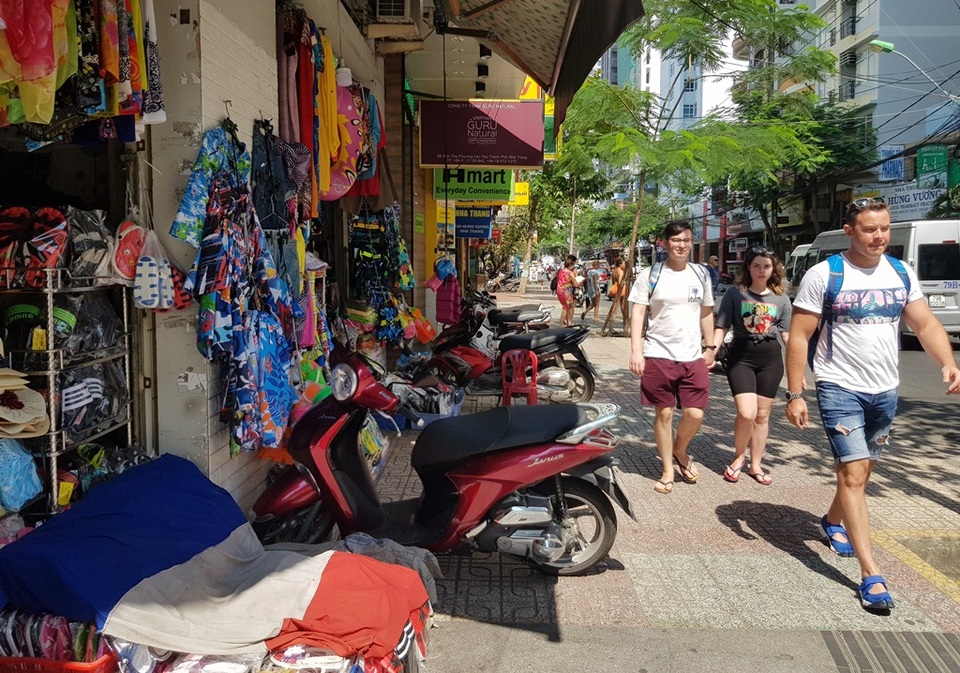 Nha Trang: Cửa hàng vắng khách, lái xe đón khách Trung Quốc thất nghiệp hàng loạt - 3 Nha Trang: Cửa hàng vắng khách, lái xe đón khách Trung Quốc thất nghiệp hàng loạt - 3