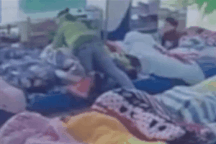 Bảo mẫu Trung Quốc dùng chăn chụp lên mặt trẻ gây phẫn nộ